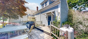 Historic Boothbay Harbor cottage with antique decor, washer/dryer & deck