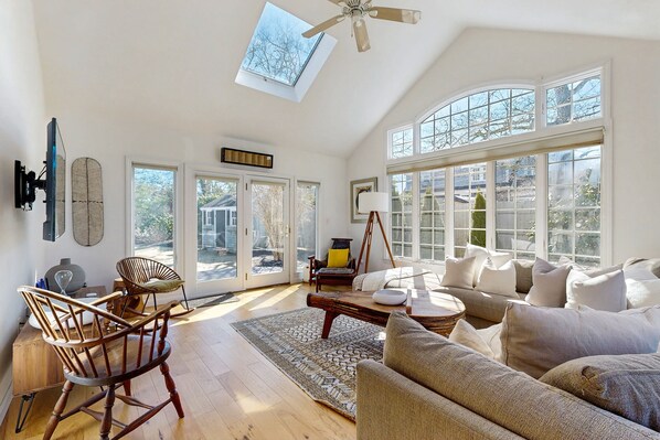 TV, fireplace - A well-appointed getaway near beach, Wifi, Gas grill, Fireplace (Chatham)