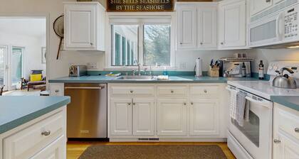 A well-appointed getaway near beach, Wifi, Gas grill, Fireplace