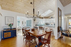 Dining - A well-appointed getaway near beach, Wifi, Gas grill, Fireplace (Chatham)