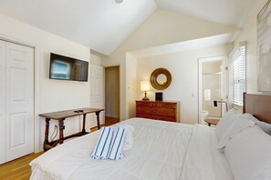 3 bedrooms, desk, iron/ironing board, free Internet - A well-appointed getaway near beach, Wifi, Gas grill, Fireplace (Chatham)