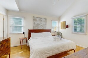 3 bedrooms, desk, iron/ironing board, free internet - A well-appointed getaway near beach, Wifi, Gas grill, Fireplace (Chatham)