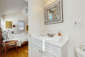 Hair dryer, towels - A well-appointed getaway near beach, Wifi, Gas grill, Fireplace (Chatham)