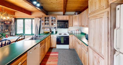 Lovely Riverfront Home w/Private Washer/Dryer, Fireplaces - Close to Ski Resorts