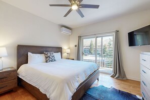 3 bedrooms, desk, free internet, bed sheets