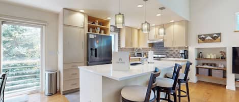 冷蔵庫、電子レンジ、オーブン、コンロ