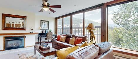 TV, caminetto, videogiochi, lettore DVD