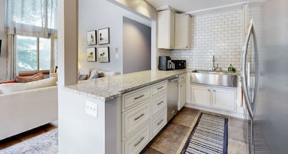 Lakeview Townhome with Mountain-View Balcony | Near Slopes & Lake