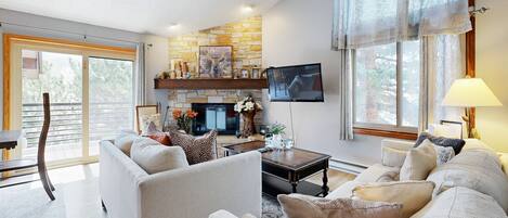 Télévision à écran plat, cheminée