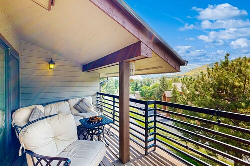 Lakeview Townhome with Mountain-View Balcony | Near Slopes & Lake