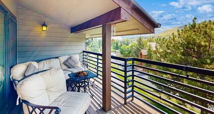 Lakeview Townhome with Mountain-View Balcony | Near Slopes & Lake