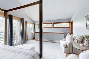 3 bedrooms, free Internet, bed sheets