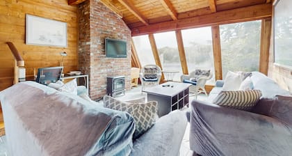 Waterfront gem with deck, bonus den & 2 kayaks - near dining & beach