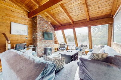 Waterfront gem with deck, bonus den & 2 kayaks - near dining & beach