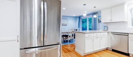 Kjøleskap, mikrobølgeovn, ovn og kokeplater