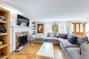 Flat-screen TV, books, offices