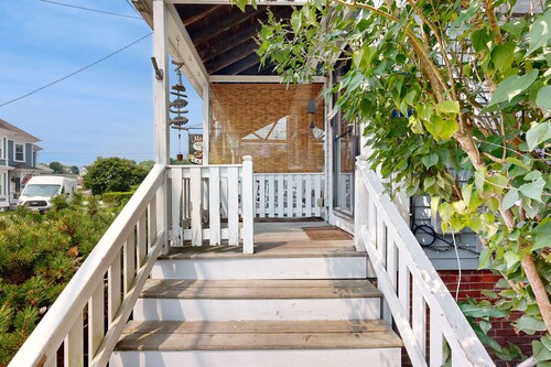 Charming, historic cottage with modern upgrades - stroll to dining & attractions