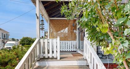 Charming, historic cottage with modern upgrades - stroll to dining & attractions