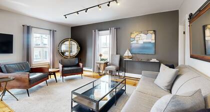 Charming, historic cottage with modern upgrades - stroll to dining & attractions