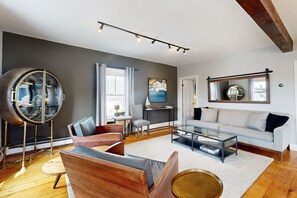 Televisio, takka, kirjoja, stereot