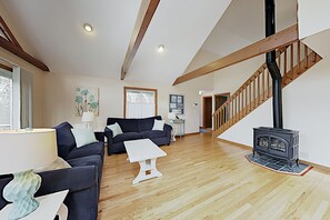 Télévision, lecteur de DVD, livres