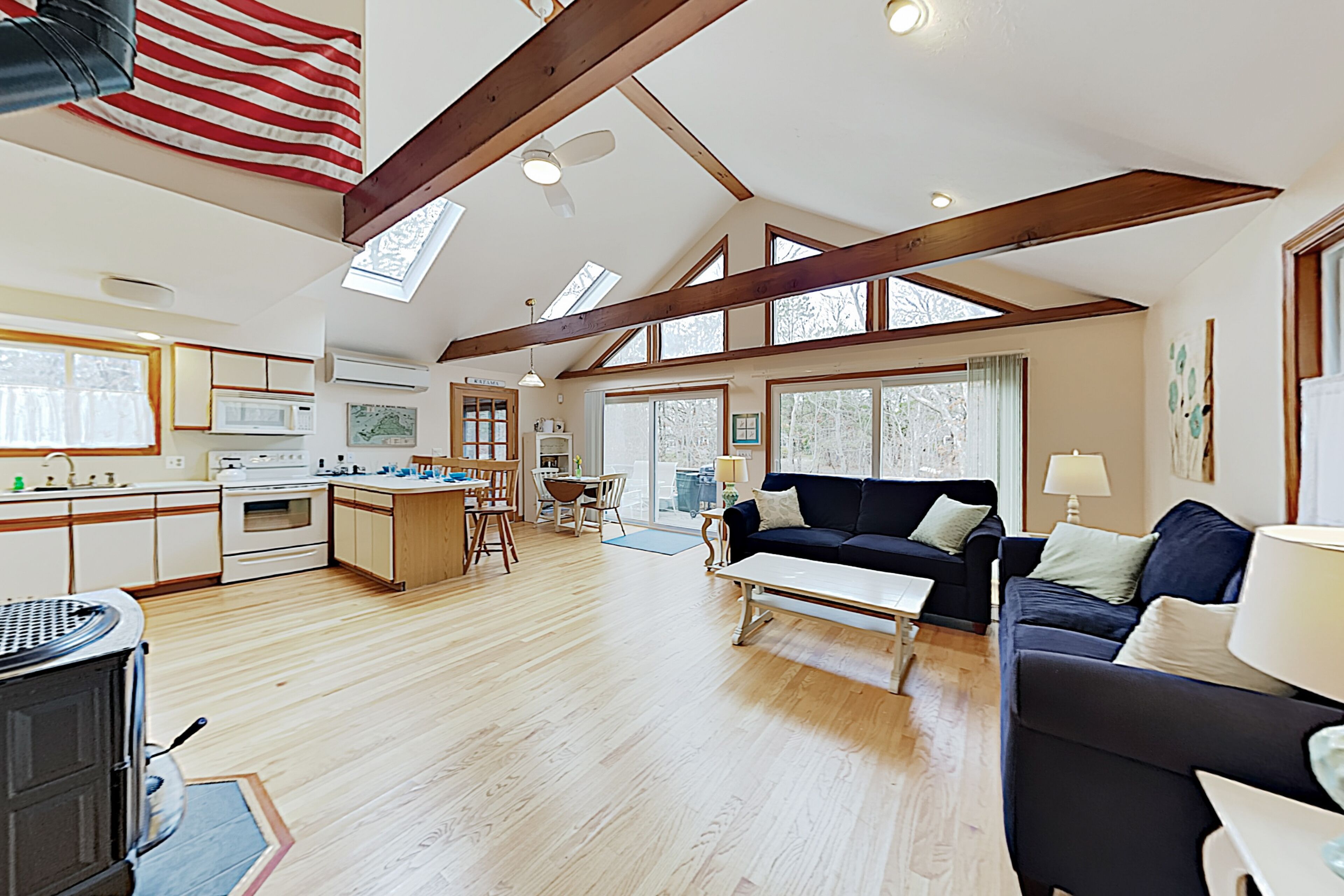 Télévision, lecteur de DVD, livres