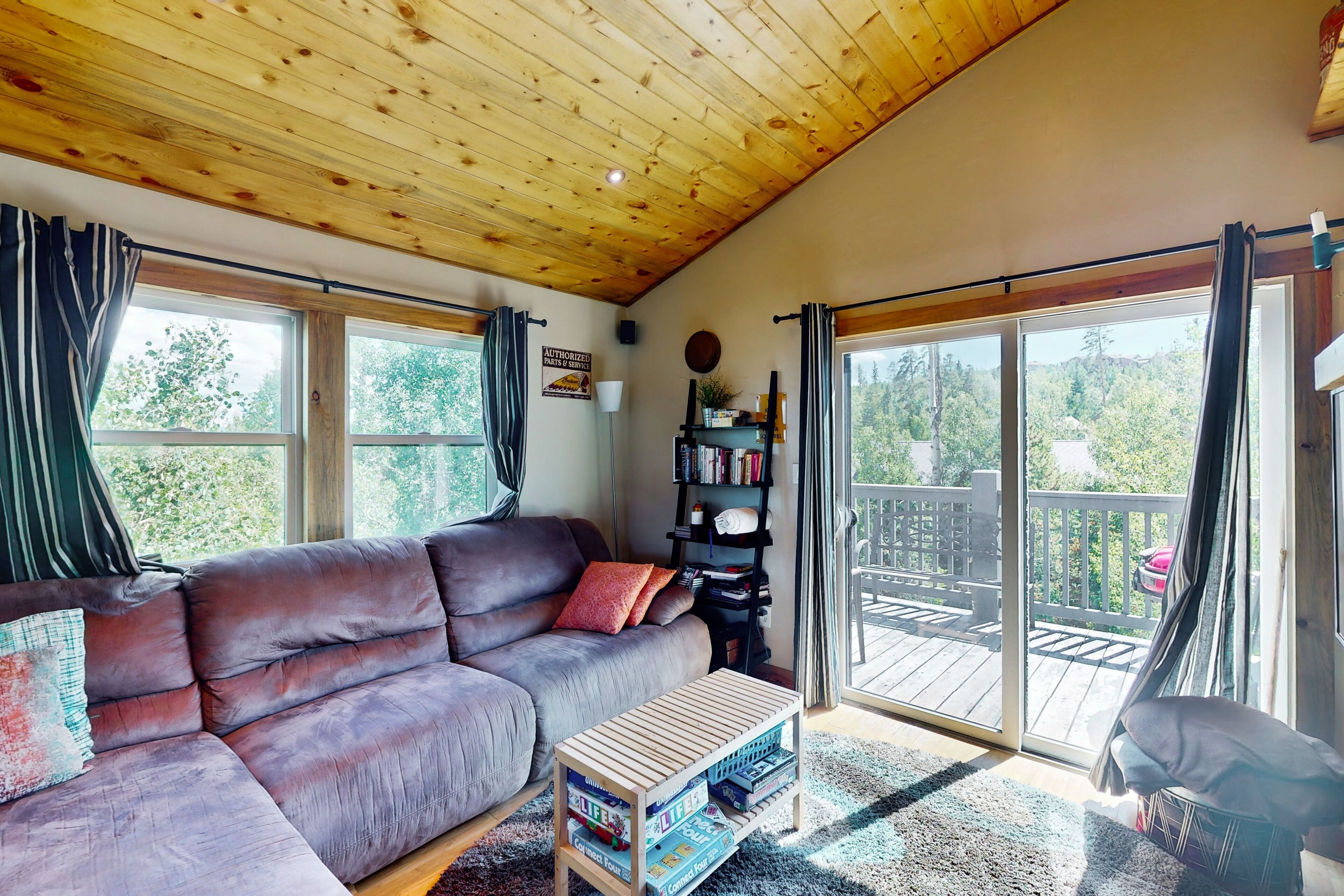 All-season mountain-view getaway on shuttle route with wood fireplace