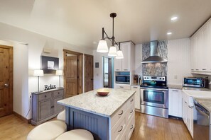 Refrigerador, microondas, horno y parrilla de estufa 