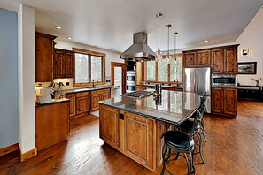 冰箱、微波炉、烤箱、炉灶