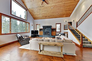 电视、壁炉、立体声音响