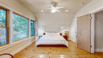 2 bedrooms, desk, iron/ironing board, WiFi