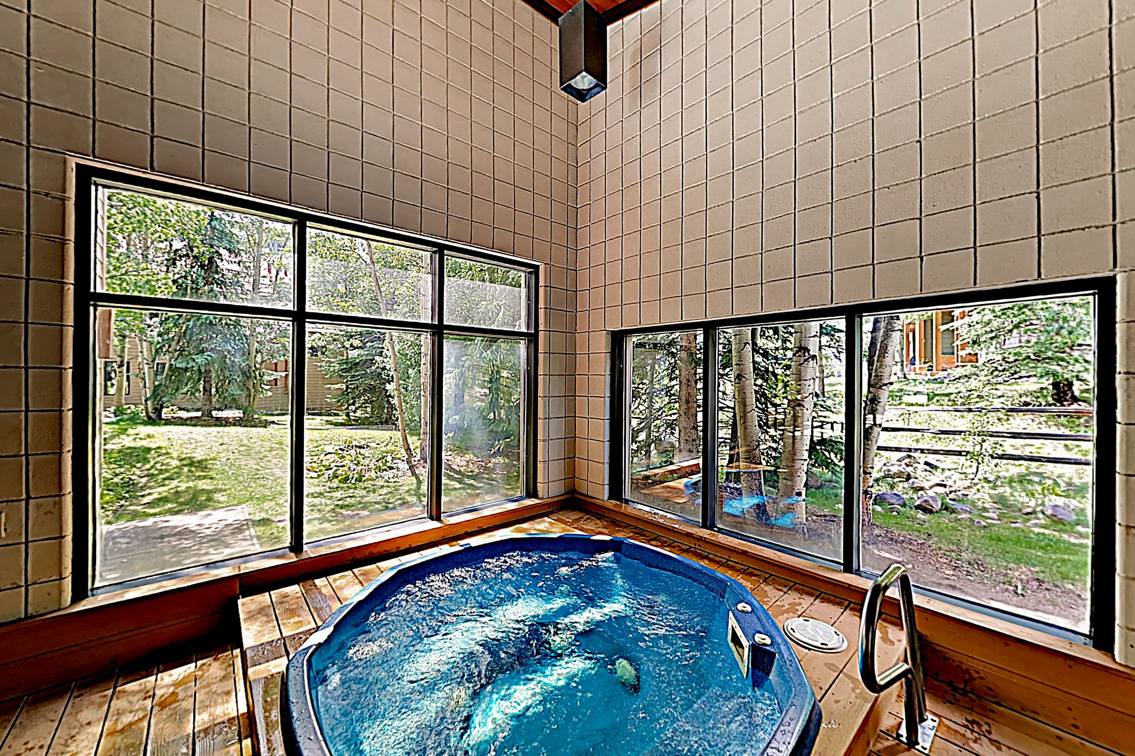 Rare mountain condo with fireplace & washer\/dryer - pool, hot tub & sauna access