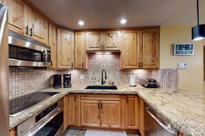 冷蔵庫、電子レンジ、オーブン、コンロ