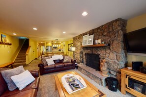 薄型テレビ、暖炉、DVD プレーヤー、書庫