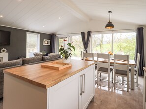 Cottage | Private kitchen | Fridge, dishwasher, electric kettle, toaster - Jinnyspinner Lodge (Windermere)