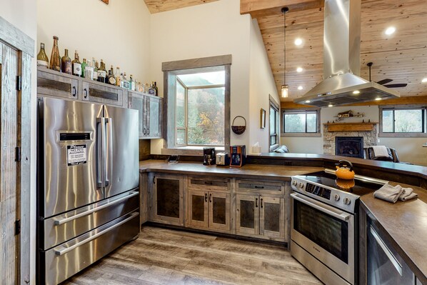 Frigorífico, microondas, horno y placa de cocina