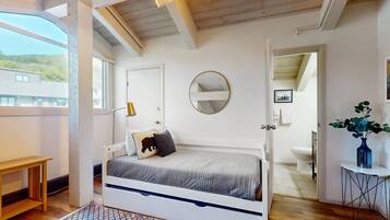 3 bedrooms, desk, iron/ironing board, WiFi