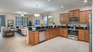 Una cocina moderna con armarios de madera, electrodomésticos de acero inoxidable y una isla grande.