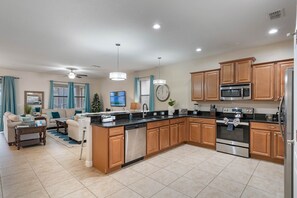 Frigorifero, microonde, forno, piano cottura