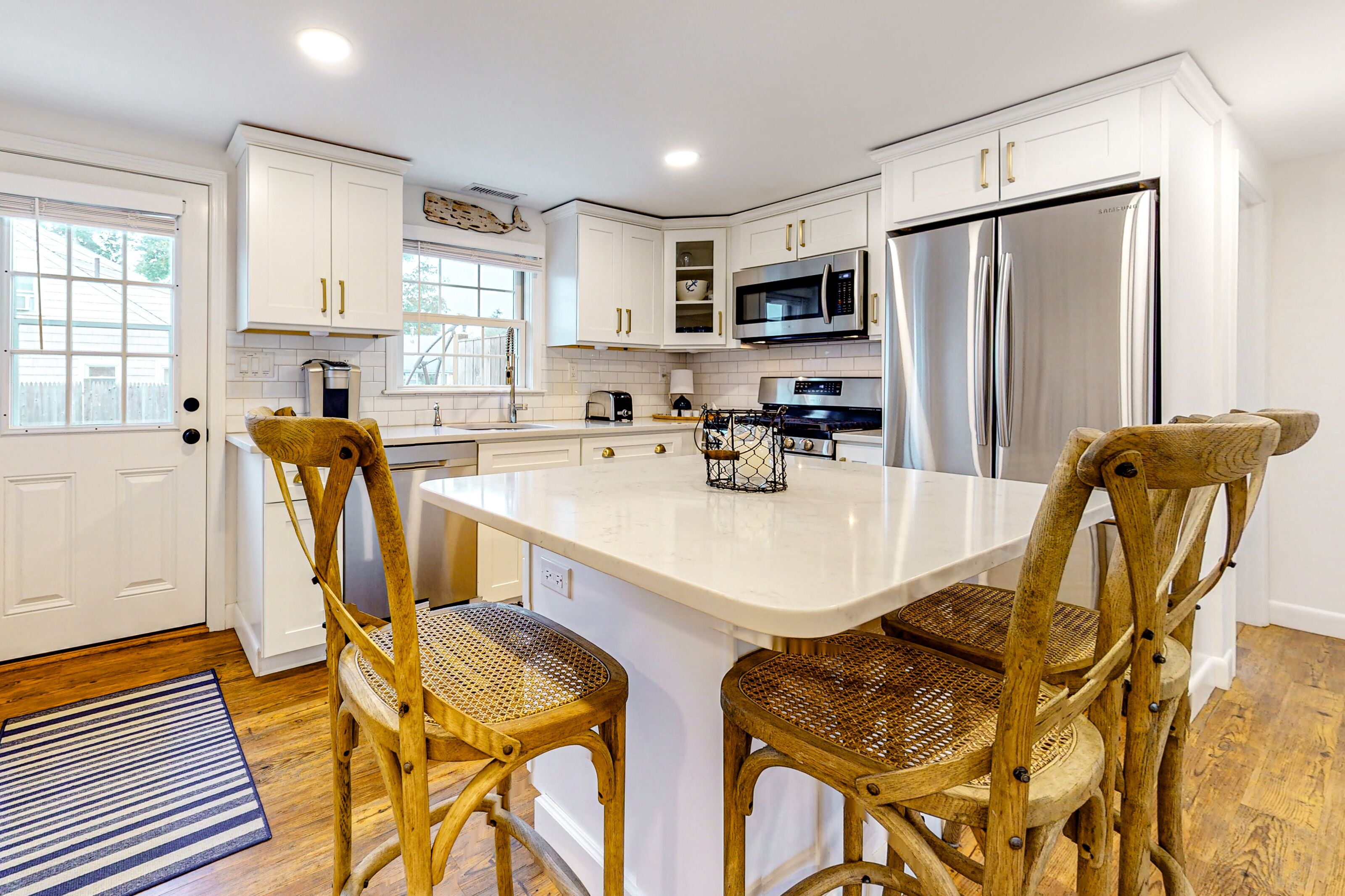 Jääkaappi, mikroaaltouuni, uuni, liesi