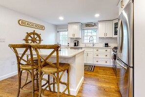 冰箱、微波炉、烤箱、炉灶