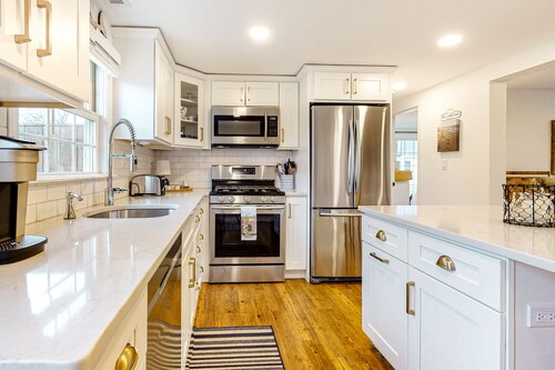 Beachside retreat with grill - near Main Street & 300 yards to Surf Drive shore