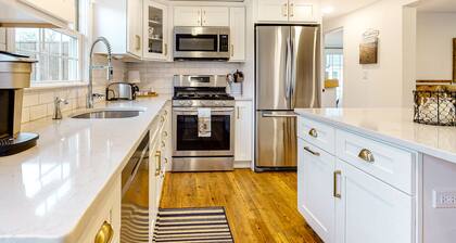 Beachside retreat with grill - near Main Street & 300 yards to Surf Drive shore