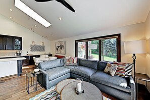 Flat-screen TV, fireplace, books