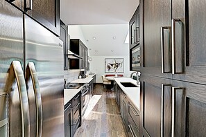 Refrigerador, microondas, horno y parrilla de estufa 