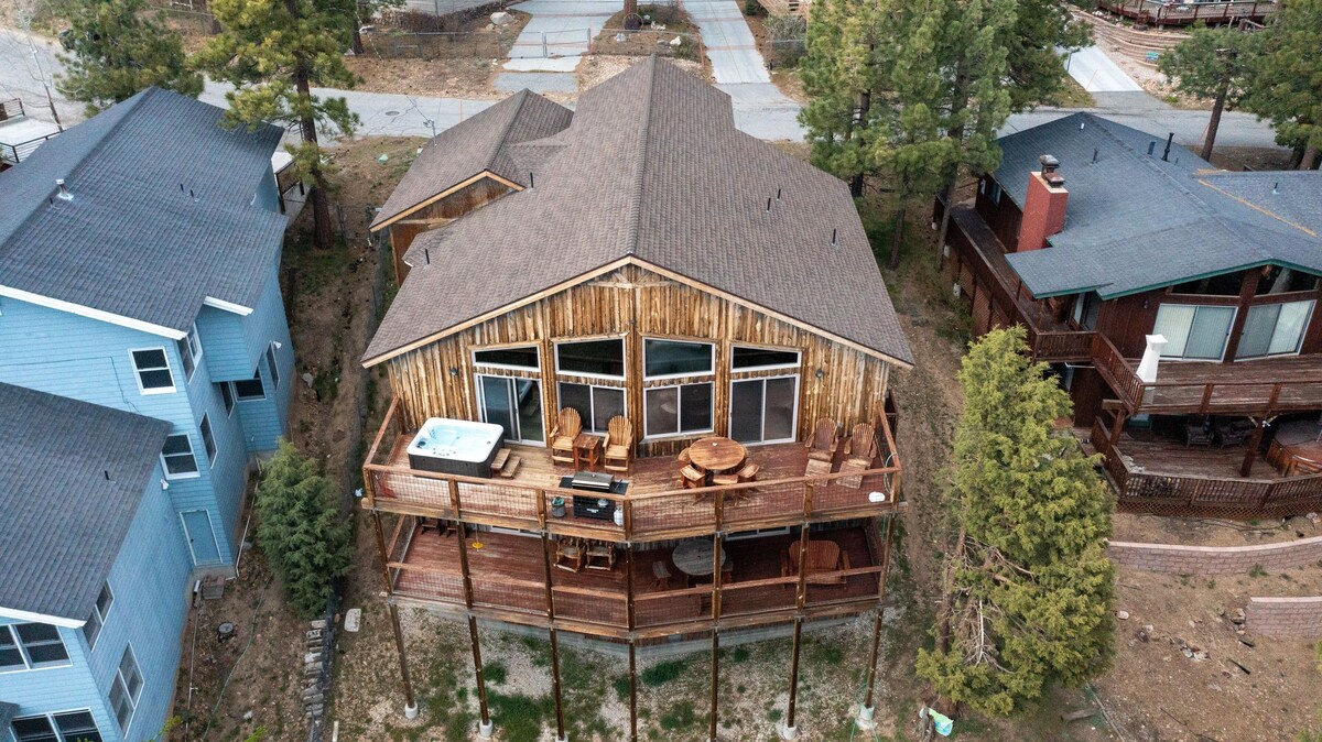 Lakefront Lodge by AvantStay | Direct Access to Big Bear Lake | Hot Tub + Views