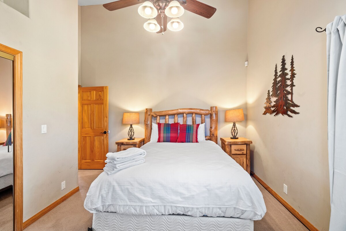 Photo 23 of 2mins to the Lake + Pool Table | Castle Glen Estate Neighborhood | Linaker Lodge