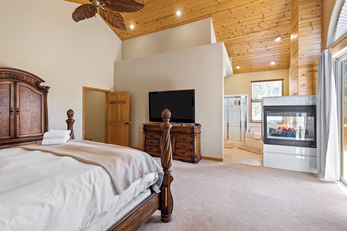 Photo 20 of 2mins to the Lake + Pool Table | Castle Glen Estate Neighborhood | Linaker Lodge