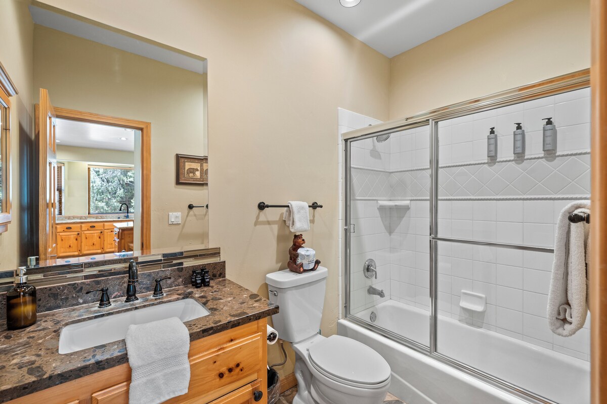 Photo 27 of 2mins to the Lake + Pool Table | Castle Glen Estate Neighborhood | Linaker Lodge