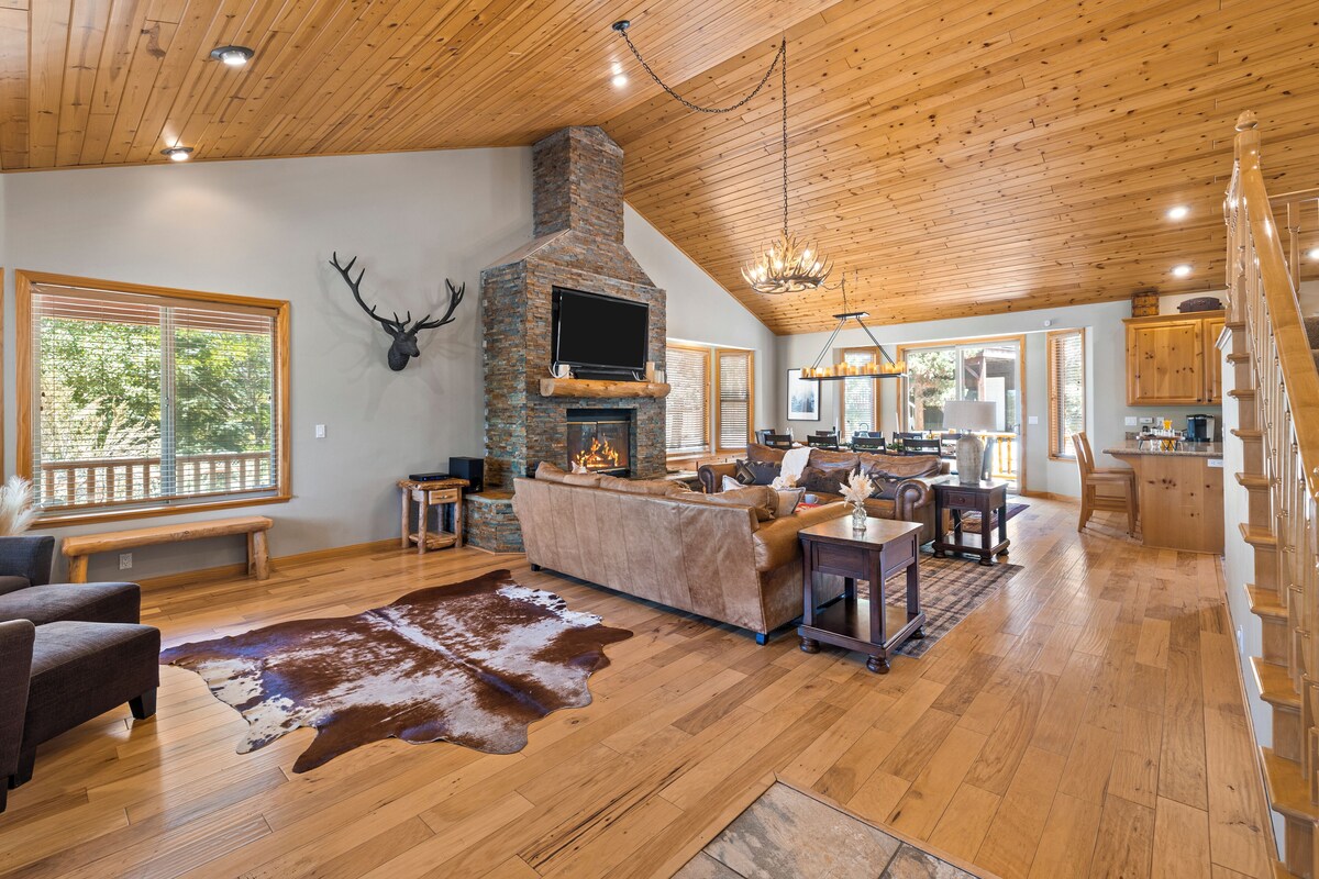 Photo 7 of 2mins to the Lake + Pool Table | Castle Glen Estate Neighborhood | Linaker Lodge